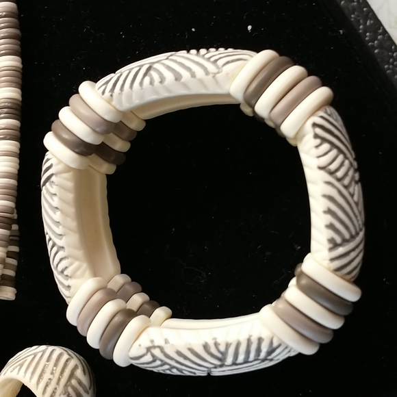 Tribal necklace earrings and stretchable bracelet new never worn - Picture 3 of 5